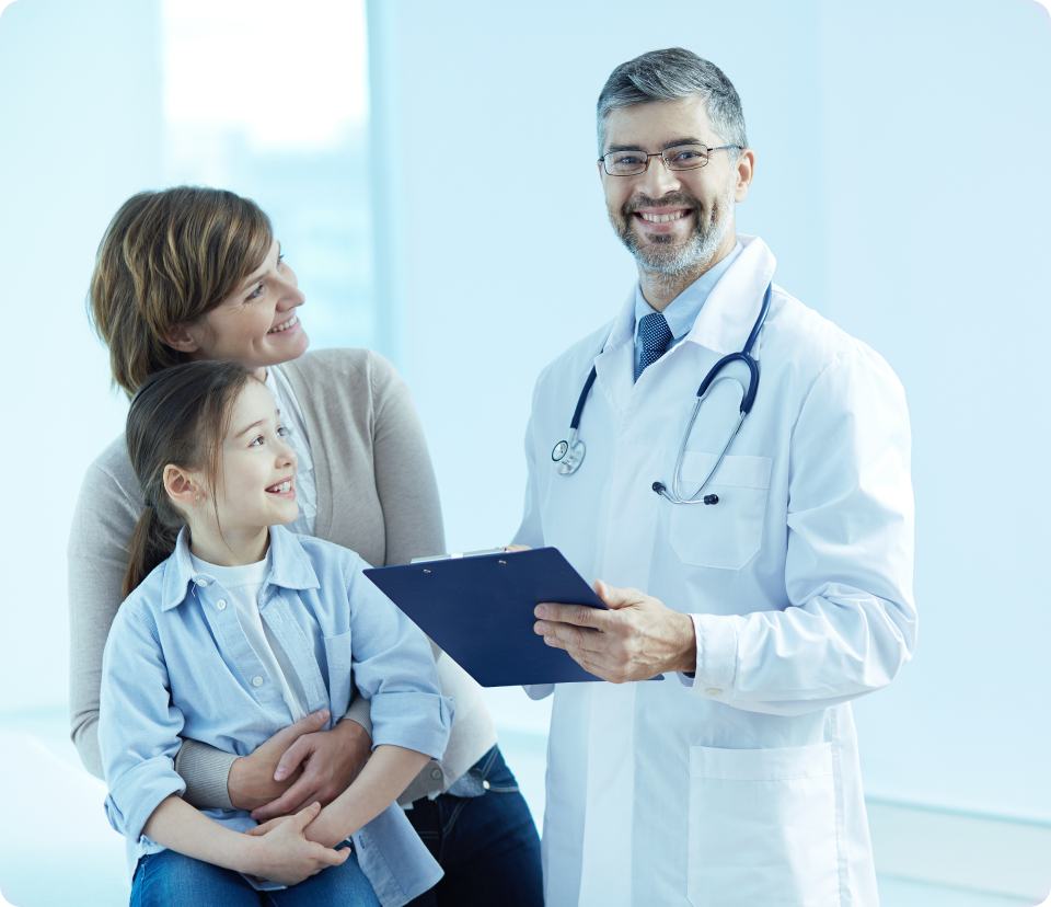 Doutor sorrindo segurando prancheta com pacientes.